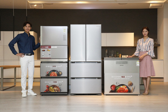 삼성전자가 프리미엄 김치냉장고 2019년형 '김치플러스'를 출시했다고 28일 밝혔다. 모델들이 김치플러스 김치냉장고를 소개하고 있다. <삼성전자 제공>